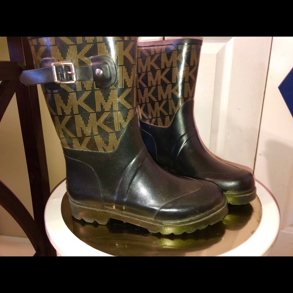 Michael Kors Monogram (Mid)Rain Boot- Size 7 - Picture 6 of 8